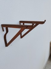 Due staffe di ferro per mensola. Da fissare con due ganci a muro. del 1950
