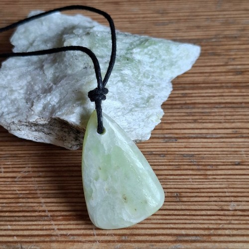 Collana con nefrite - con, –