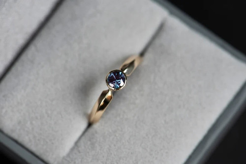 Anello solitario alessandrite