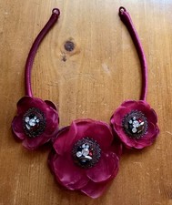 Collana artigianale con fiori di stoffa e strass