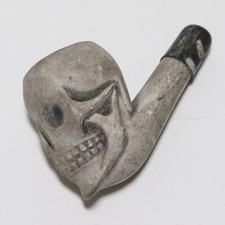 Una macabra antica pipa in