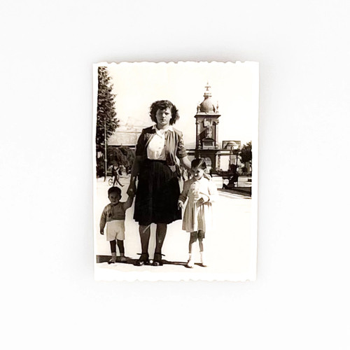 Donna con due bambini - , davanti