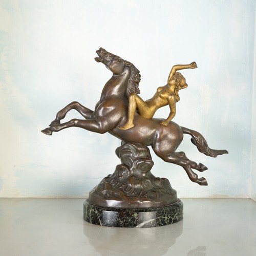 Statua cavallo con - donna, la