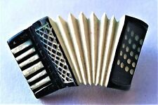 CINQUE BOTTONI A FISARMONICA -