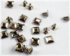 GRANDE PROMOZIONE!200pz borchie8MM piramide con rivetto+6pz teschi color argento