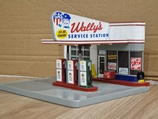 1/43 ERTL American Muscle Cruisin DIORAMA "WALLY'S SERVICE STATION" with 2 CARS