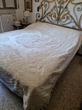 Copriletto a motivi a rilievo con nappe laterali Bedcover 221+14+14×203 Vintage^