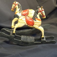 Cavalli a dondolo intagliati a