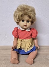 Simpatica bambola di plastica