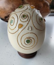 Uovo di Struzzo decorato con vetrini di mare e Decori color oro