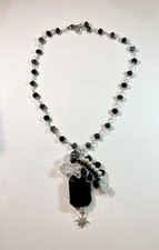 Collana Girocollo Nera Con grande Pendente gioiello in perle e Cristalli.