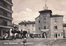 1047) CARTOLINA CAIRO MONTENOTTE PORTA SOPRANA ANIMATA PETTINATRICE STRISCIONE