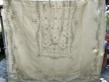 Tovaglia fatta a mano in bisso di lino, con ricami e inserti fatti al tombolo.