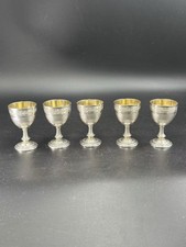Un set di cinque calici