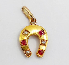 Ciondolo antico oro 18k ferro di cavallo perle e pietre rosse (circa 1900)