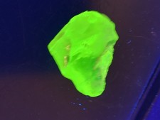 Brilla verde sotto UV nero