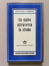 Un gatto attraversa la strada