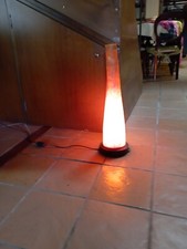 lampada vintage Colore Arancio.Base Tonda In Legno Nero E Lampada In Resina...