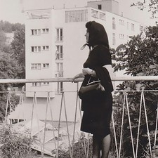 Giovane donna in nero in piedi
