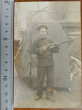 FOTOGRAFICA REGIA MARINA MARINAIO POSA CON FUCILE CARCANO PRIMA GUERRA WW1 NAVE