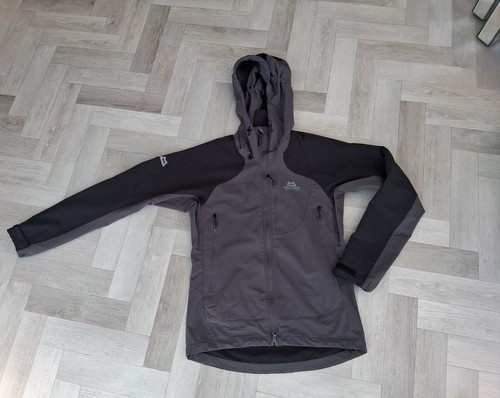 Giacca softshell con cappuccio