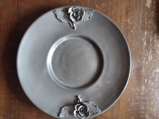 Piatto in peltro 95% vintage anni '50 decorato a mano, diametro 24 cm