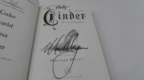 Cinder lunar chronicles - chronicles, by