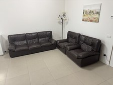 Un Divano A Tre Posti E Due Poltrone.