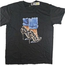 T-shirt nera con tacco