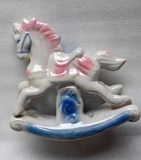 Cavallo a dondolo porcellana