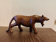 Ghepardo di legno intagliato e pitturato a mano