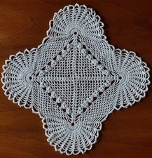 Centrino uncinetto fatto a mano vintage anni 1970 cm 28 x 27,5 colore bianco