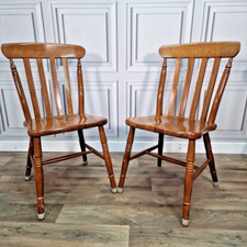 Coppia di 2 sedie da pranzo Windsor retrò in legno massello con schienale a tornio / 2 posti upcycle