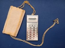 Calcolatrice vintage SHARP EL-8062 con custodia e catenina; 1979. Funzionante.