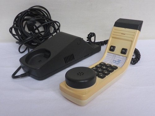 Vecchio telefono con - con, tasti