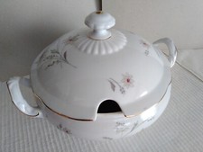 Zuppiera con coperchio in porcellana bianca con disegni e bordo in oro-anni '60