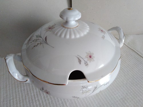 Zuppiera con coperchio - , in