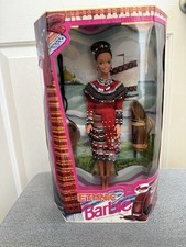 Bambola etnica Barbie filippina vestito rosso con perline Mattel 1994 nuova
