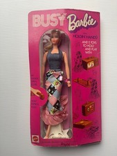 Barbie occupata con mani che