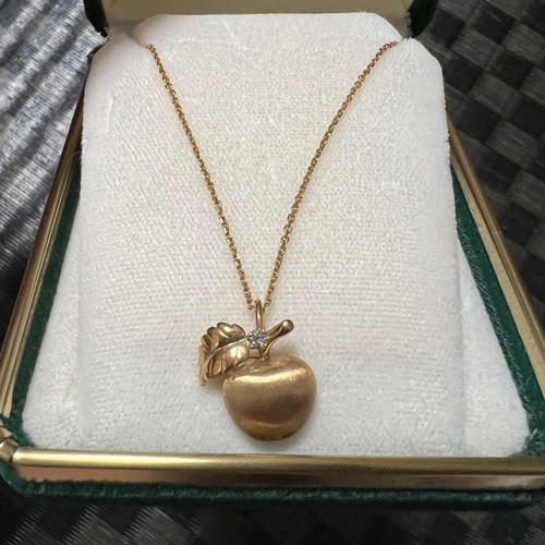 Collana con ciondolo mela