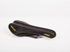 Sella Oval Concepts 934T con guide in carbonio 132 x 260 mm nera e neon 