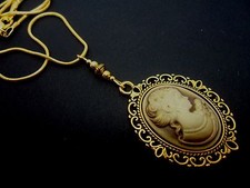  Un'insolita collana cammeo placcata in oro su catena serpente 18". NUOVO.