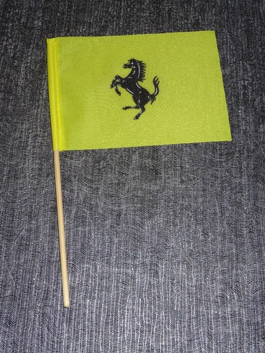 Mini bandiera mano - mano, auto