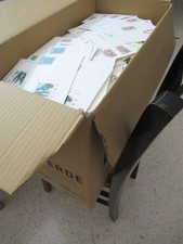 SCATOLONE DI 12,90 Kg DI MATERIALE FILATELICO E NON VEDI 192 FOTO ALLEGATE LOTTO