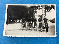 FOTO DI GRUPPO BALILLA ONB GIL PNF SCUDETTO FEZ BICICLETTE.