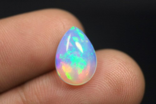 Pietra preziosa cabochon opale
