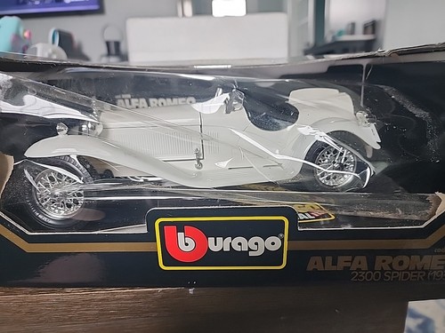 Burago die cast scale - 1:18,