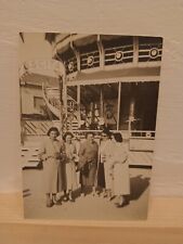 donne davanti allo stand delle Moto MV  Agusta Italia anni '50 foto vernacolare