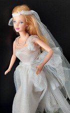 BARBIE MARCA MATTEL MADE MALAYSIA - ANNO 1991 - 3 ABITI SPOSA, ROSSO, DORATO