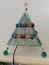 LAMPADA DA TAVOLO ETNICA CON VETRINI LEGATI A MANO CON SOTTILE FILO METALLO.